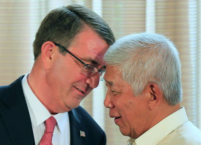 Bộ trưởng Quốc phòng Mỹ Ashton Carter (trái) và Bộ trưởng Quốc phòng Philippines Voltaire Gazmin tại buổi họp báo ở phủ tổng thống (Manila) ngày 14-4 - Ảnh: Reuters