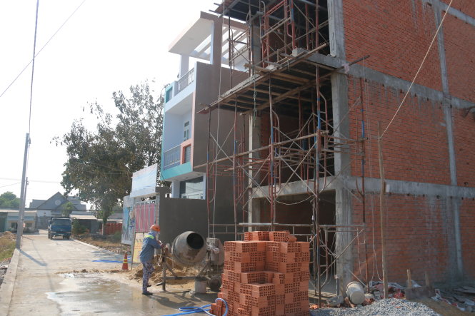Đường ở khu phân lô tại P.Long Thạnh Mỹ, Q.9 (TP.HCM) chỉ rộng 5m, không có vỉa hè - Ảnh: Tiến Long