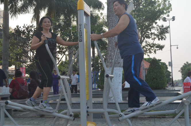 Vợ chồng ông Đức gắn bó như hình với bóng - Ảnh: Minh Tâm