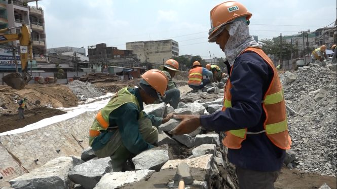 Công nhân Tổng công ty Xây dựng số 1 (Bộ Xây dựng) gấp rút thi công khôi phục kênh Hàng Bàng (Q.5 - Q.6) để chuẩn bị chào mừng lễ 30-4 - Ảnh: Chế Thân