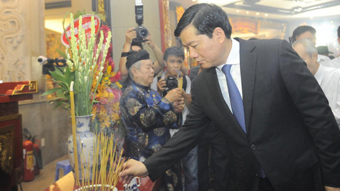 Bí thư Thành ủy TP.HCM Đinh La Thăng dâng hương - Ảnh: Tự Trung