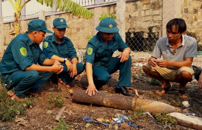 Đầu đạn pháo nặng gần nửa tạ bỗng nhiên từ trên trời bay vào vườn nhà dân tại Lao Bảo - Ảnh: Q.Nam