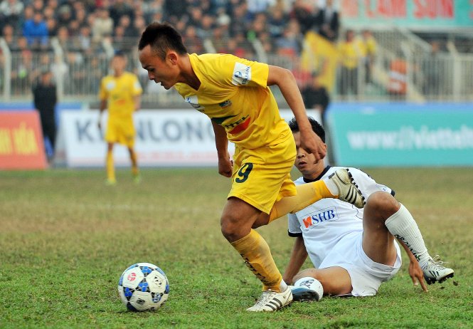 Tiền vệ Quốc Phương (trái, Thanh Hóa) trong trận thắng SHB Đà Nẵng 2-1. Ảnh: Anh Hoàng