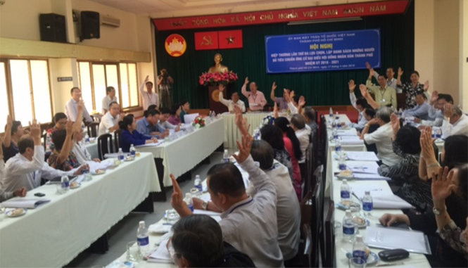 Các đại biểu biểu quyết thống nhất danh sách ứng cử HĐND TP sáng 17-4 - Ảnh: Mai Hương