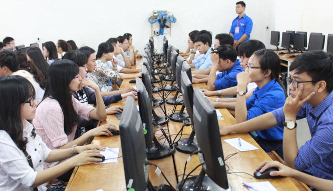 Thí sinh các đội tuyển thực hiện phần thi trắc nghiệm để chọn những đội xuất sắc nhất vào các vòng trong của hội thi “Ánh sáng thời đại” 2016 - Ảnh: Q.L.