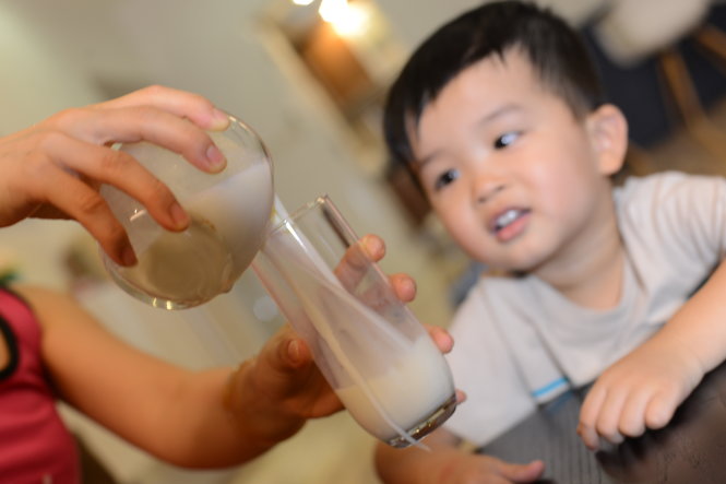 Dù uống bổ sung sữa bò hay sữa thực vật thì trẻ cũng cần một chế độ ăn đa dạng, cân bằng - Ảnh minh họa: T.T.D.