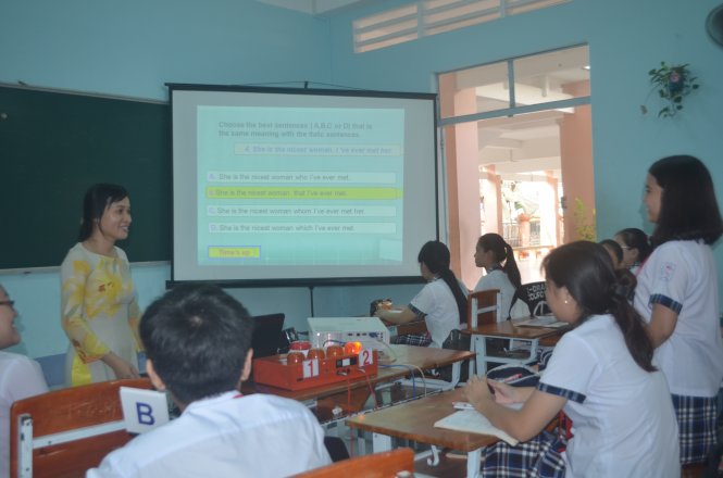 Củng cố bài mới dưới hình thức trò chơi đã khiến các học sinh hiểu bài sâu hơn. Trong ảnh: một tiết dạy vui vẻ của cô Châu với mô hình “Rung chuông vàng” - Ảnh: Minh Tâm