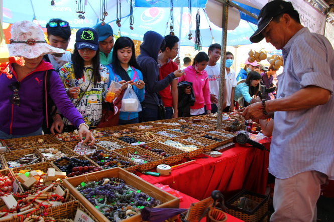 Nhiều gian hàng… quà lưu niệm như thế này xuất hiện ở lễ hội bánh dân gian - Ảnh: Bảo Liên