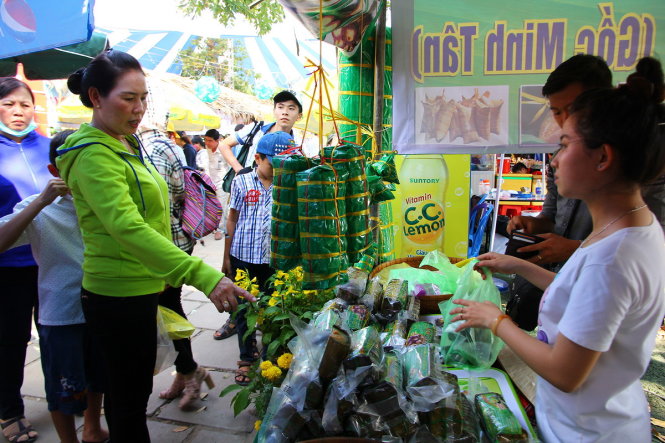 Bánh tét lá cẩm, loại bánh dân gian đặc trưng của TP Cần Thơ được du khách tham quan, mua nhiều ở lễ hội bánh dân gian Nam bộ - Ảnh: Chí Quốc