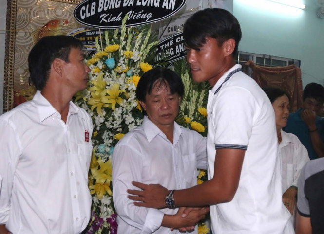 Cầu thủ độ Long An đến chia buồn với gia đình tuyển thủ vắn số Phước Thọ. Ảnh: N.K