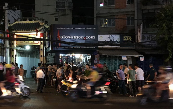 Công an đang khám nghiệm hiện trường vụ nhân viên cửa hàng bán giỏ xách bị cướp ở P.4, Q.3. Ảnh: Đức Thanh.
