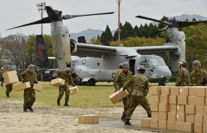 Lính Nhật chuyển hàng cứu trợ từ một máy bay Mỹ tại tỉnh Kumamoto Ảnh: AFP