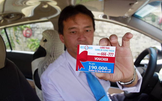 Để giữ mức giá cũ với khách hàng và không làm sai chỉ đạo của Sở GTVT tỉnh Lâm Đồng, một số hãng phải phát hành phiếu giảm giá để cước không đội cao sau khi áp dụng chỉ đạo của Sở GTVT tỉnh Lâm Đồng - Ảnh: C.Thành