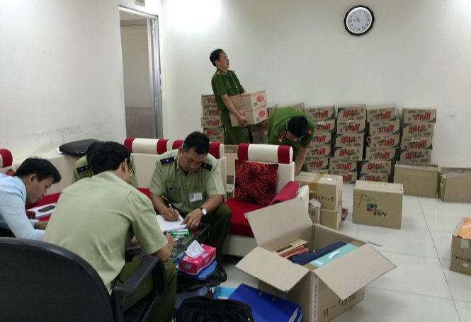 Đoàn kiểm tra đang niêm phong số sản phẩm trên - Ảnh: Văn Thỉnh