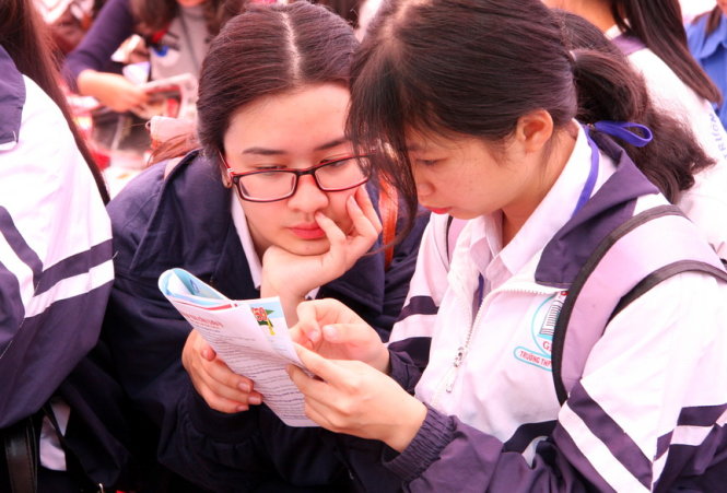 Học sinh tìm hiểu thông tin xét tuyển ĐH năm 2016. - Ảnh: Trần Huỳnh