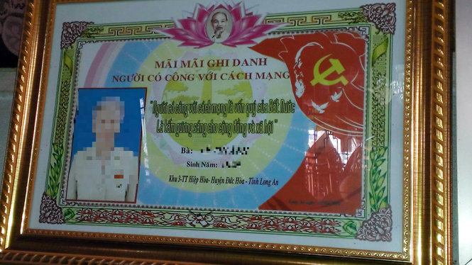 Tấm bằng những người có công nhận được với giá 350.000 đồng - Ảnh: SL