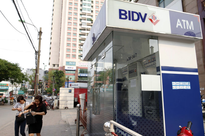 Cây ATM của ngân hàng BIDV trên đường Láng Hạ bị nhóm người Trung Quốc dùng thẻ giả rút trộm tiện - Ảnh: Nam Trần