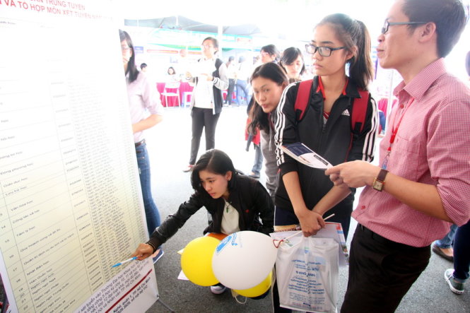 Học sinh tìm hiểu thông tin tuyển sinh năm 2016. - Ảnh: Trần Huỳnh