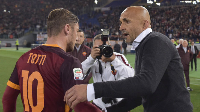 HLV Spalletti chia vui với Totti sau trận thắng - Ảnh: CalcioNapoli1926