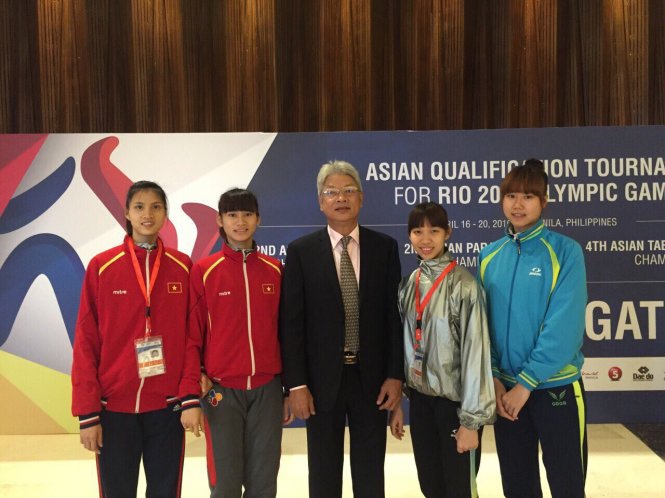 Chủ tịch Liên đoàn Taekwondo VN Trương Ngọc Để với các võ sĩ nữ tại Philippines - Ảnh: Hải Danh