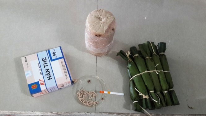 Các mẫu chả lụa khi xét nghiệm nhanh đều cho thấy có chứa hàn the - Ảnh: Nguyễn Nam