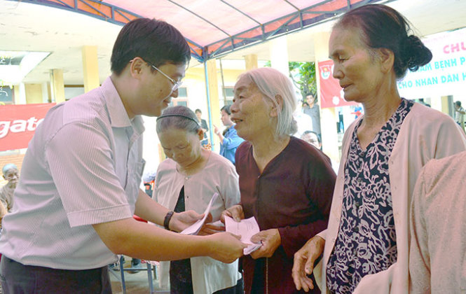 Anh Lê Quốc Phong trong một chuyến trao quà từ thiện cho người nghèo đảo Lý Sơn (Quảng Ngãi)
- Ảnh: Trần Mai