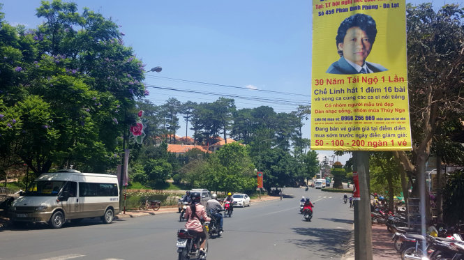 Nhiều người dân TP. Đà Lạt cho biết rất khó chịu với kiểu quảng cáo chương trình ca nhạc bằng âm thanh và băng rôn “quá lố” kiểu như trên - Ảnh: C.Thành