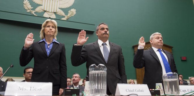 Từ trái sang: bà Amy Hess - trợ lý giám đốc điều hành mảng khoa học công nghệ FBI, ông Thomas Galati - giám đốc tình báo của Sở Cảnh sát New York và đại úy Charles Cohen - thuộc phòng công nghệ tình báo và điều tra của Cảnh sát bang Indiana trong buổi điều trần liên quan mã hóa điện thoại ở Hạ viện Mỹ ngày 19-4 - Ảnh: AFP