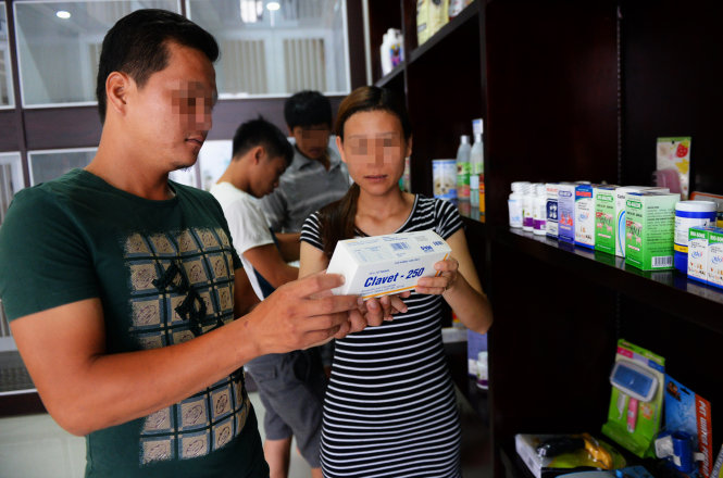 Nhiều người chăn nuôi dễ dàng mua được các loại thuốc kháng sinh trong chăn nuôi tại cửa hàng bán thuốc thú y trên địa bàn TP.HCM. Trong ảnh: người dân chọn mua thuốc kháng sinh trong chăn nuôi tại một cửa hàng thú y ở quận 9, TP.HCM - Ảnh: Hữu Khoa