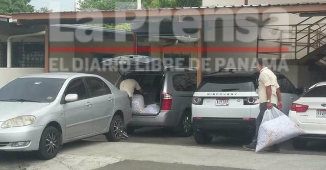 Lực lượng chức năng tiến hành một đợt khám xét nữa tại công ty luật Mossack Fonseca - Ảnh: Twitter của báo La Prensa