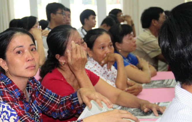 Những giọt nước mắt đồng cảm của các hộ nông dân khi xem clip về hai hộ nông dân tiêu biểu được trao vốn trong chường trình - Ảnh: Thúy Hằng