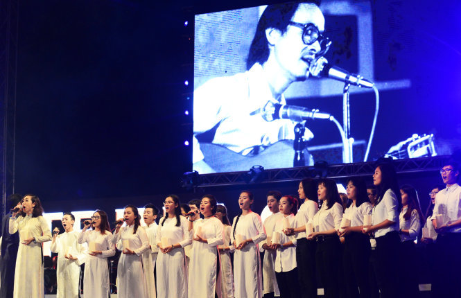 Nhóm thiếu nhi Soul Academy trình diễn ca khúc Hãy yêu nhau đi trong đêm nhạc tối 22-4