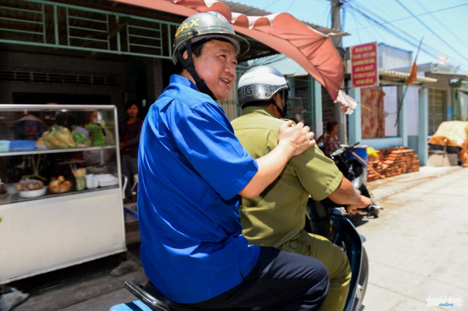 Bí thư Thành uỷ TP.HCM trong chuyến thăm đời sống người dân xã đảo Thạnh An, huyện Cần Giờ - Ảnh: Thuận Thắng