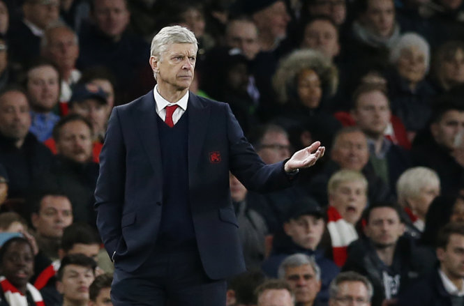 HLV Arsene Wenger ngày càng khiến CĐV Arsenal thất vọng - Ảnh: Reuters