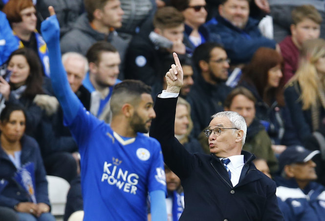 Thầy trò HLV Claudio Ranieri (phải) đang ở rất gần vinh quang tại Premier League. Ảnh: Reuters