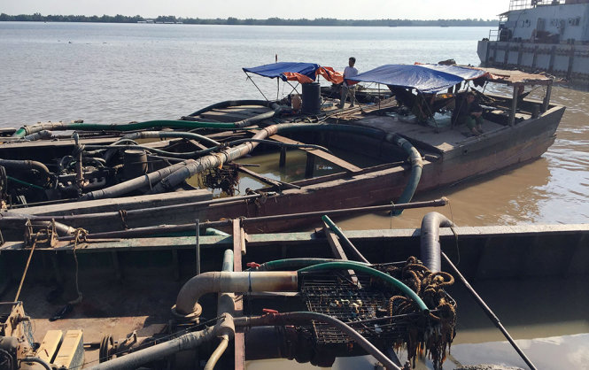 Các phương tiện mà chủ phương tiện dùng để khai thác cát trái phép - Ảnh: Văn Thỉnh