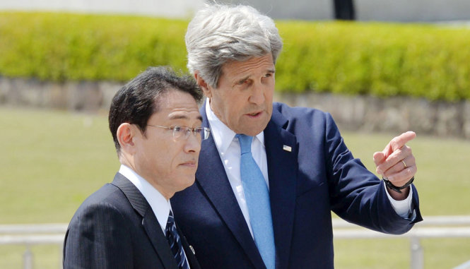 Ngoại trưởng Nhật Fumio Kishida (trái) và Ngoại trưởng Mỹ John Kerry - Ảnh: Reuters