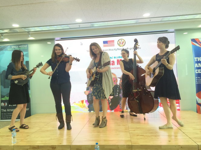 Ban nhạc Della Mae trình diễn trong buổi họp báo sáng 25-4 tại phòng văn hóa thông tin Tổng lãnh sự quán Mỹ tại TP.HCM - Ảnh: Q.N.
