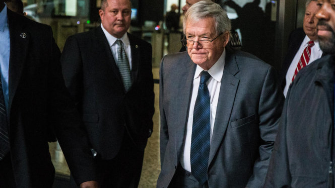 Cựu chủ tịch Hạ viện Mỹ Dennis Hastert rời tòa án Dirksen ở Chicago hồi tháng 10-2015 - Ảnh: Chicago Tribune