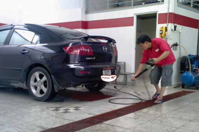Một chiếc xe được chăm sóc tại garage tư nhân trong mùa nóng - Ảnh: Trùng Dương