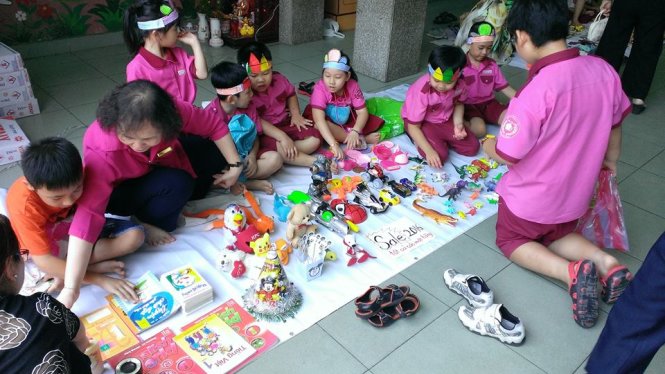 Các học sinh Trường tiểu học Lương Thế Vinh vui vẻ mua bán tại hội chợ - Ảnh: Ngọc Hà