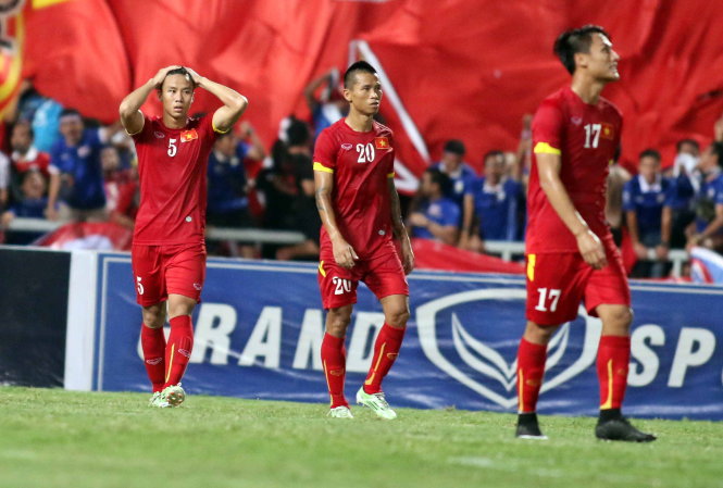 Gương mặt thiểu não của các tuyển thủ Việt Nam khi thua Thái Lan ở vòng loại World Cup. Một nền bóng đá có nhiều tiến sĩ bóng đá, nhưng cứ mãi thua một nước không có tiến sĩ bóng đá! - Ảnh: N.K.
