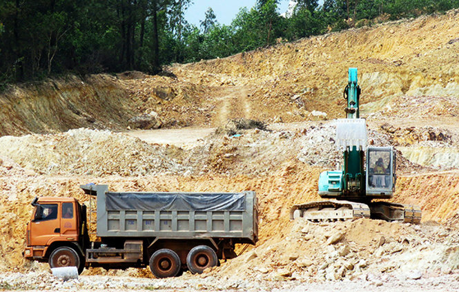 Một điểm khái thác đất đá trái phép trên địa bàn huyện Quảng Ninh - Ảnh: Đức Thành