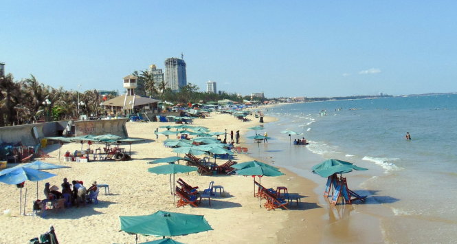 Bãi tắm ở Vũng Tàu, đoạn 1.200m của các HTX du lịch, đã trở nên sạch sẽ, thông thoáng hơn vào chiều 26-4 - Ảnh: Đ.Hà