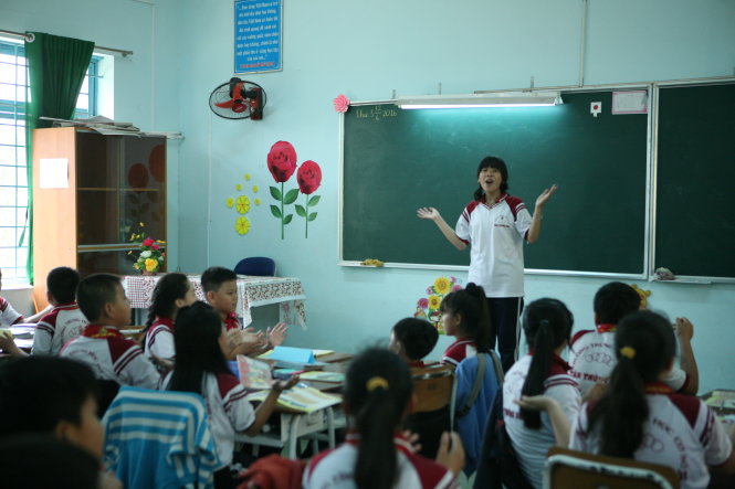 Tự tin là phẩm chất của nhiều học sinh lớp 6 sau khi học mô hình VNEN ở tiểu học. Trong ảnh: chủ tịch hội đồng tự quản ở một lớp 6 Trường Tân Thông Hội, Củ Chi điều hành hoạt động tại lớp - Ảnh: Vĩnh Hà