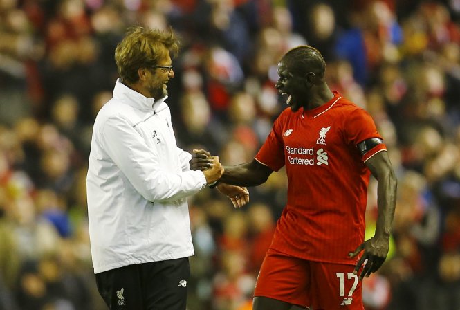 Ông Klopp (trái) luôn biết cách truyền tinh thần thi đấu máu lửa cho học trò - Ảnh: Reuters
