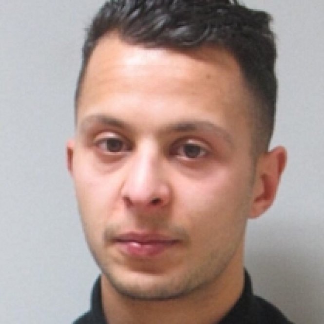 Nghi can khủng bố Paris Salah Abdeslam được dẫn độ sang Pháp - Ảnh: Frence police