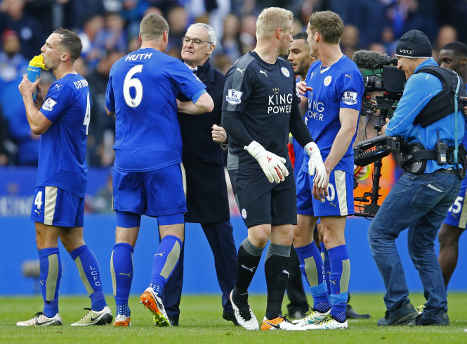 Các cầu thủ Leicester sẽ lên ngôi ngay vào này? Ảnh: Reuters