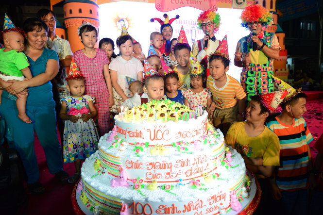 Các bé bệnh nhi có sinh nhật tháng 4 cùng nhau thổi nến trong chương trình sinh nhật hồng lần thứ 100 tại Bệnh viện Ung bướu TP.HCM tối 27-4 - Ảnh: Quang Định