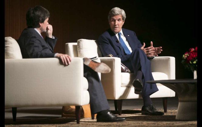 Ngoại trưởng John Kerry (phải) trò chuyện với nhà làm phim tài liệu Ken Burns về cuộc chiến Việt Nam tối 27-4 (ảnh chụp từ vietnamwarsummit.org/live/)
